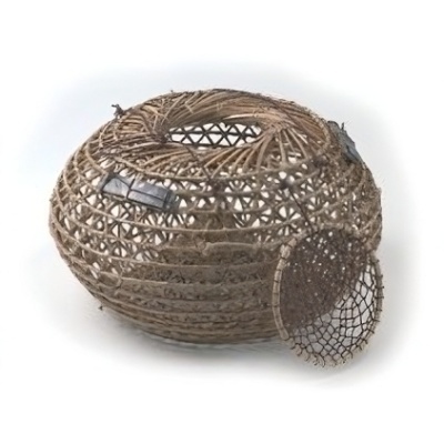 Caixa ou cesto redondo trançado de corda castanha com disco em malha anexo