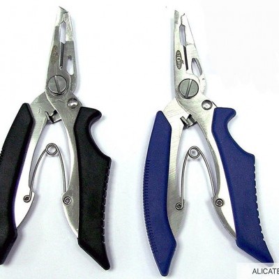 Dois alicates multifunções, cabo preto e azul, metal prateado, sobre fundo branco