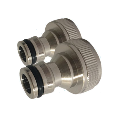 Dois adaptadores metálicos prateados com anéis de borracha preta