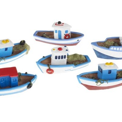 Seis miniaturas de barcos de pesca em madeira coloridos sobre fundo branco