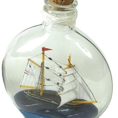 Garrafão de vidro com modelo de veleiro em miniatura dentro