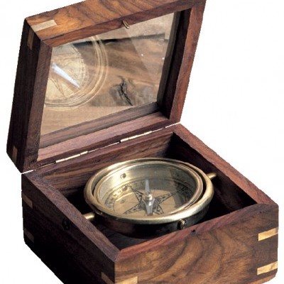 Bússola dourada numa caixa quadrada de madeira com tampa de vidro aberta