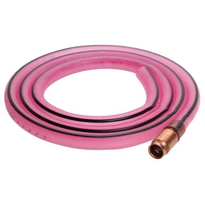 Mangueira rosa translúcida com extremidade metálica sobre fundo branco