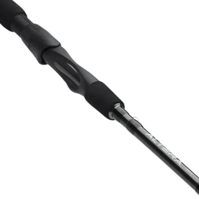 Vara de pesca preta com punho ergonómico e texto XTERRA