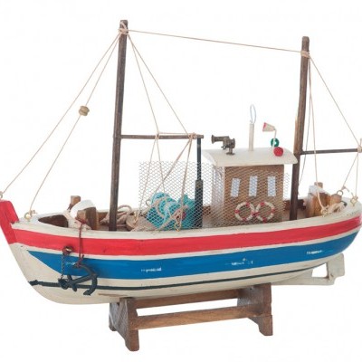 Modelo de barco de pesca de madeira colorido em azul, branco e vermelho com rede e âncora