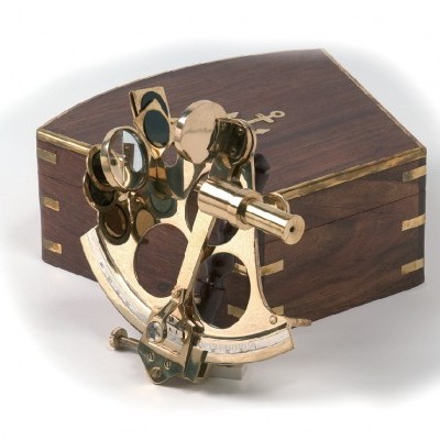 Sextante dourado com caixa de madeira