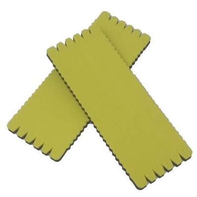 Duas esponjas amarelas retangulares com bordas recortadas sobre superfície branca