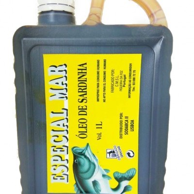 Garrafão plástico preto com óleo de sardinha e etiqueta amarela