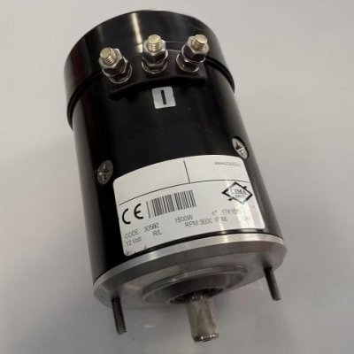 Motor elétrico preto com etiqueta branca e três terminais metálicos no topo