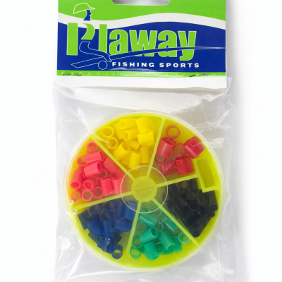 Caixa redonda com acessórios coloridos para pesca embalada em saco plástico com cartão de marca Plaway.