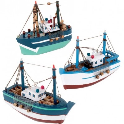 Três modelos de barcos de pesca em madeira coloridos com redes e bóias