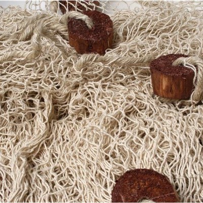 Rede de corda bege com pesos de madeira escura