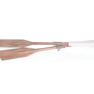 Dois remos de madeira com pontas azuis e ligadura ao centro