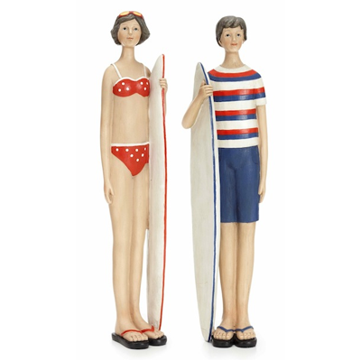 Figuras decorativas surfistas em fato de banho e roupa de praia com pranchas de surf