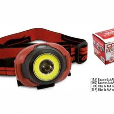 Lanterna de cabeça vermelha e preta com lente circular amarela e caixa com informações de pilhas