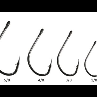 Anzóis de pesca pretos em vários tamanhos, organizados do maior ao menor.