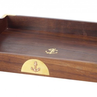 Tabuleiro retangular em madeira escura com detalhes dourados e âncora decorativa