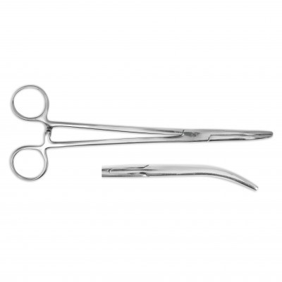 Conjunto de instrumentos cirúrgicos metálicos prateados sobre fundo branco