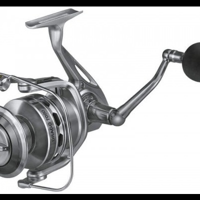 Molinete de pesca prateado com pega preta sobre fundo branco