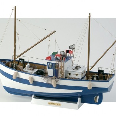 Modelo decorativo de barco de pesca em madeira azul e branco com redes, três mastros e base branca