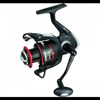 Carreto de pesca preto e vermelho com alavanca preta sobre fundo branco