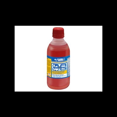 Garrafa plástica vermelha com rótulo azul e amarelo de produto de limpeza