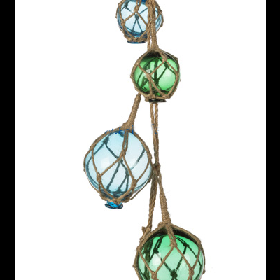 Boias de vidro azul e verde penduradas com redes de corda