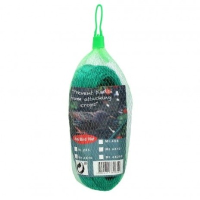 Rede verde anti-pássaros embalada em rede plástica com etiqueta preta