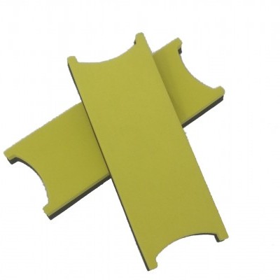 Duas peças retangulares amarelas com recortes semicirculares sobre fundo branco