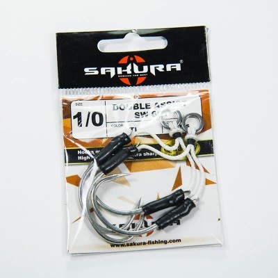 Conjunto de anzóis duplos metálicos com cordas brancas e tubos pretos na embalagem Sakura