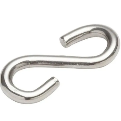 gancho em forma de S metal prateado liso sobre fundo branco