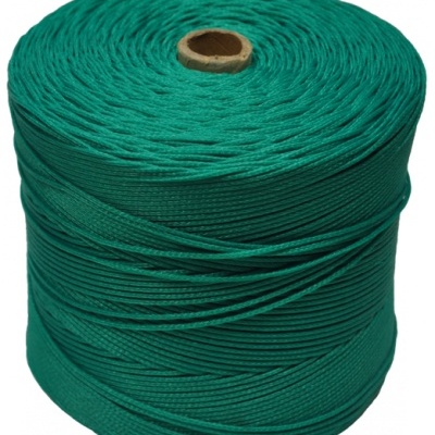 Rolo grande de linha ou cordão sintético verde