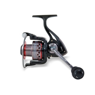 Carretel de pesca com corpo preto, detalhes vermelhos e cinzentos, texto CARBISHI visível, em fundo branco