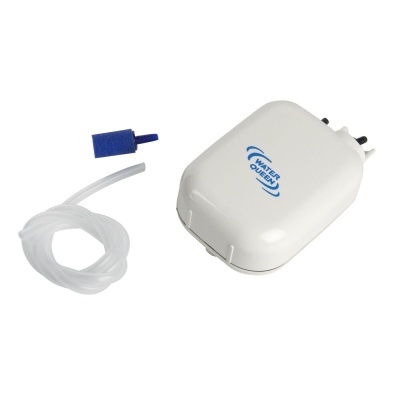 Dispositivo branco com texto azul, tubo flexível transparente e esponja azul