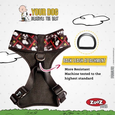 Peitoral para cão preto com estampado do Snoopy e detalhe da alça traseira para trela