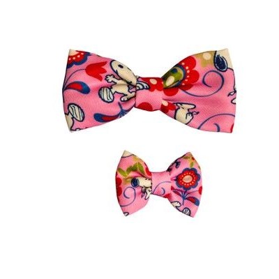 Laços de tecido rosa com padrão floral