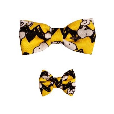 Dois laços para cabelo amarelos com padrão de Snoopy em fundo branco