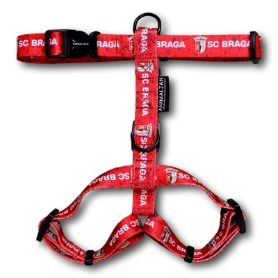 Peitoral vermelho para animal com texto SC BRAGA e escudo do clube