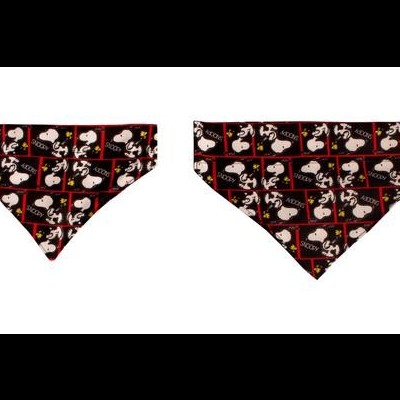 Bandanas para animais com padrão de personagens em fundo preto