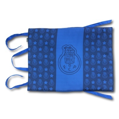 Almofada azul com escudo FCP e estrelas para amarrar
