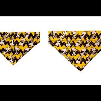 Duas bandanas amarelas com padrão estilizado de cães em castanho e branco
