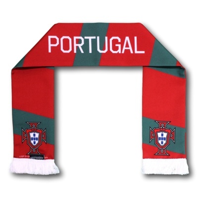 Lenço de tecido vermelho e verde com texto PORTUGAL e escudo de Portugal