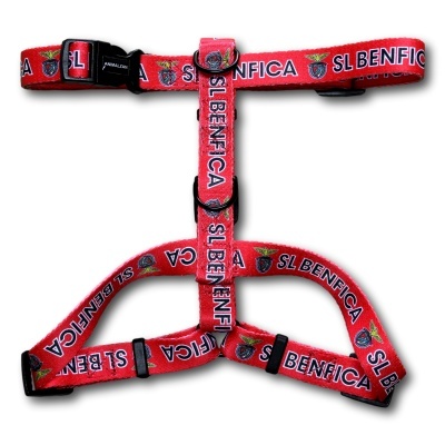 Arnes vermelho para cão com texto SL BENFICA e emblemas do clube
