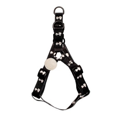 Peitoral para cão preto com padrão de ossos brancos em fundo branco