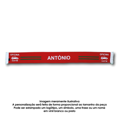 Cachecol vermelho e riscas verdes com nome António e logótipo Oficina Guetim