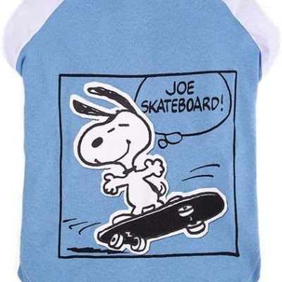 Camisola azul e branca com estampa de cão a andar de skate e texto 'JOE SKATEBOARD!'