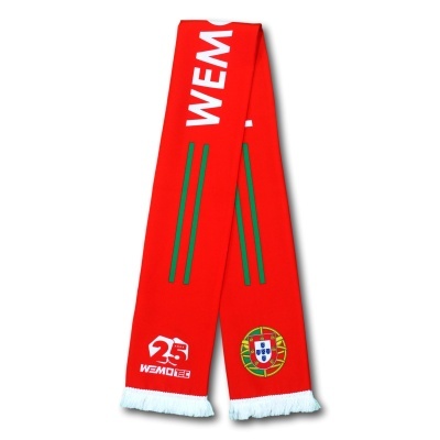 Cachecol vermelho com texto WEMO, logotipo 25 ANOS WEMO TEC e brasão de Portugal