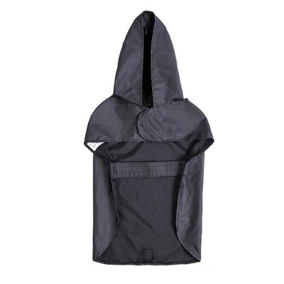 Casaco preto para cão com capuz em tecido sintético.