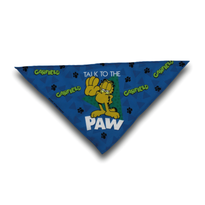 Bandana triangular azul com padrão de patas e nome GARFIELD, imagem de Garfield e texto 'TALK TO THE PAW'.