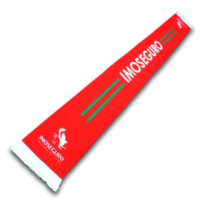 Cachecol vermelho com texto IMOSEGURO e logotipo de águia branca